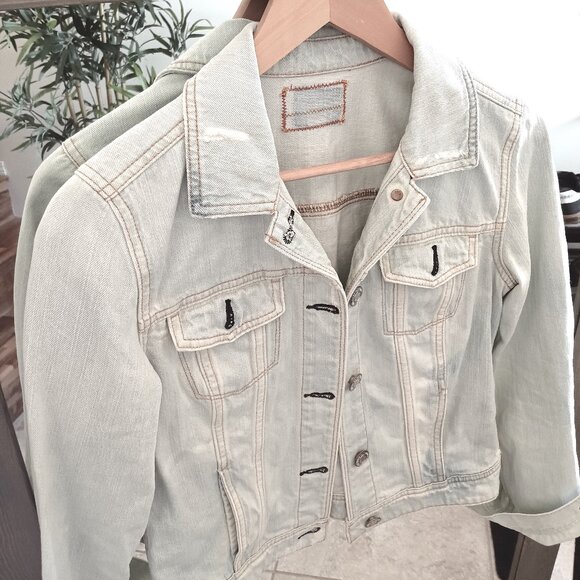 Light Wash Denim Jean Jacket AE American Eagle Outfitters 100% Cotton Size Small - Picture 3 of 5